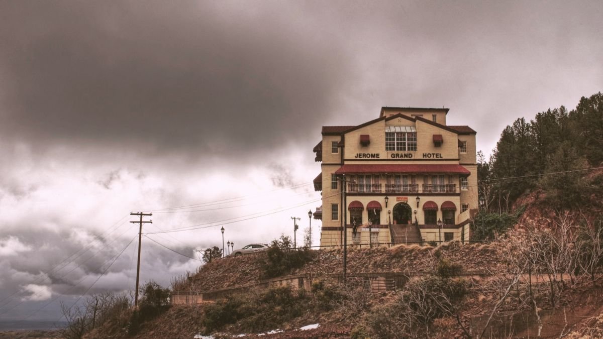 An old cottage type looking hotel situated on the hills in Jerome called Jerome Grand Hotel
